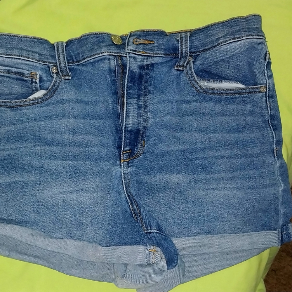 Celebrity pink Jean shorts size11